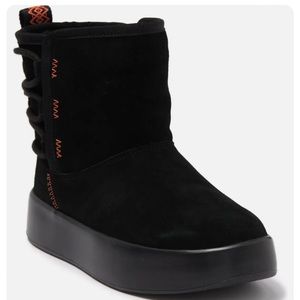 UGG Boom Ankle Boots Slip On Leather Faux Fur Black • Near perfect condition